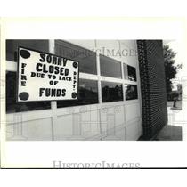 1990 Press Photo A closed sign on the front doors of the Gould Fire Co. 2.