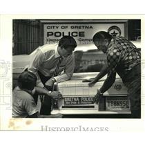 1986 Press Photo Roy Liner presents bumper sticker to Gretna Police Chief