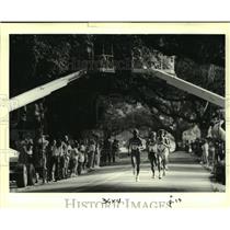1990 Press Photo Crescent City Classic Race Runners Pass Photographers and Crowd
