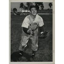 1949 Press Photo Danny Litwhiler, Cincinnati baseball player ready to catch ball