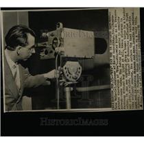 1956 Press Photo Gene McDaniel engineer Baird Eve Inc - RRW67761