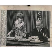 1966 Press Photo President Johnson at Work - RRW57595