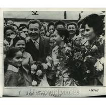 1962 Press Photo Well wishing women welcome Cosmonaut Gherman Titov, Washington