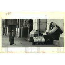 1988 Press Photo Begger known as Sonny begs on Dumain Street - nob35997