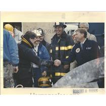 1992 Press Photo Rescue Diver Meets Dan Quayle Chicago