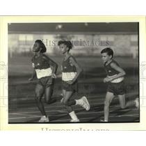 1989 Press Photo Running - Junior Olympics qualifiers at track field in Kenner