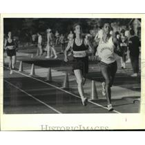 1990 Press Photo Mandeville's Elton Jones leads the field in the 1500 meter run