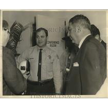 1986 Press Photo Patrolman Charles Imbronone and Supt. Giarrusso at City Hall