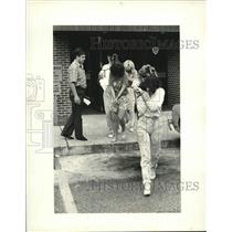1987 Press Photo Sgt. John Fornato of Jefferson Parish Office escorts five women