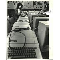 1987 Press Photo Jefferson Parish Sheriff Dept. officers check stolen computers