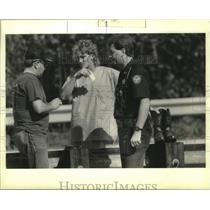 1989 Press Photo Lt. Rick Hylander of St. John Office talks with Troy Skjeveland