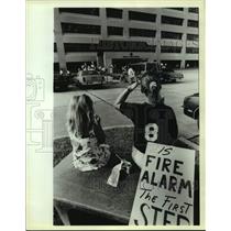 1989 Press Photo Youngsters outside Jefferson Parish Fire Department building