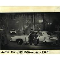 1989 Press Photo Police Take Cover From Sniper's Bullets on Gretna Boulevard