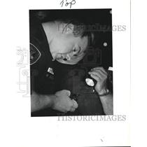 1992 Press Photo JPSO Street Crimes Unit Deputy Mike Dealer examines a revolver