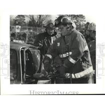 1994 Press Photo Mobil Oil fireman Don Simmons during "Jaws of Life" tools drill