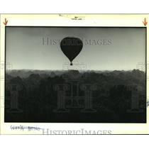 1989 Press Photo A hot air balloon lazily drifts over trees near Baton Rouge