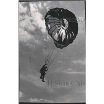 1986 Press Photo Army Golden Knight Parachute Descends At General Mitchell Field