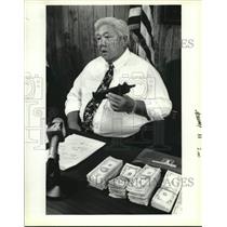 1994 Press Photo Jefferson Parish Sheriff Harry Lee Holds Assault Weapon