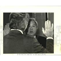 1988 Press Photo Jefferson Parish Sheriff Harry Lee sworn in by Charles Gaudin