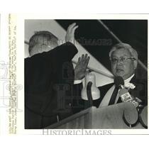 1988 Press Photo Jefferson Parish Sheriff Harry Lee sworn in by Morey Sear