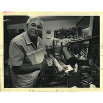 1992 Press Photo Typewriter repairman Anthony Larocca - nob51047