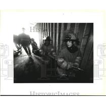 1993 Press Photo Fire Fighter Daphne Darr bring hose inside simulated building