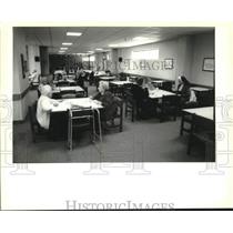 1994 Press Photo Residents of LaPlace Dubourg having lunch in the dining room