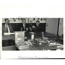 1988 Press Photo Sheriff Harry Lee & others with confiscated bomb paraphernalia