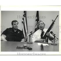 1994 Press Photo Sheriff Harry Lee shows guns & ammunition at press conference.