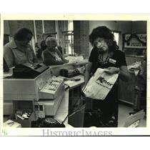 1986 Press Photo Yolanda Lukers handles customer returns after Christmas, K-Mart