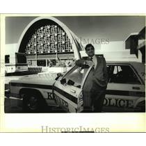 1989 Press Photo Kenner Police Chief Sal Lentini in front of New Orleans Airport