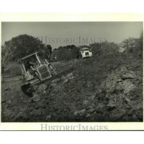 1986 Press Photo Workmen work on levee project on Lakeshore Drive - nob57237