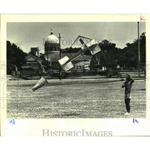 1988 Press Photo Kermit Borden a work laborer prepares a giant kite for flight