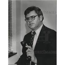 1981 Press Photo Pete Short on telephone "Begs D.A." - abna38137