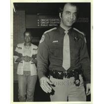 1981 Press Photo Elizabeth Higgins in handcuffs with deputy, charged with murder