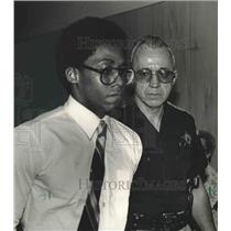 1982 Press Photo Eddie Benard Neal being escorted to courtroom by deputy
