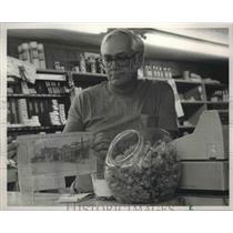 1987 Press Photo North Johns, Alabama Shopkeeper George Wyatt - abna37828