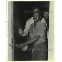 1981 Press Photo Jessie Briggins in handcuffs, charged with killing child