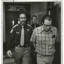 1982 Press Photo Larry McKinley Escorted Out of Courtroom - abna38677
