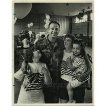 1991 Press Photo Doug Lawson reunited with family from Pell City Alabama