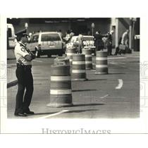 1989 Press Photo Kenner Policeman directing traffic at airport in Kenner