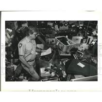 1992 Press Photo Kenner Police custodian Jerry Becnel organizes Evidence room
