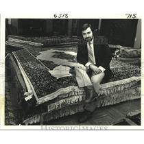 Press Photo Rug merchant Safi Kaskas selling expensive imported rugs - nob62762