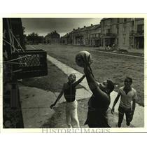 1986 Press Photo Youngsters play basketball in the Magnolia Housing Project