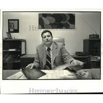 1987 Press Photo Homicide detective Robert Lambert with Mary Ann Perez files