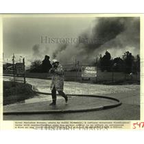 1989 Press Photo LaPlace Firefighter Battles Chlorine Blaze, Jones Chemical Co.