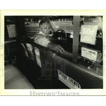 1995 Press Photo Cab driver William Kerner displays bulletproof Window Shield