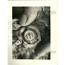 1987 Press Photo Rojelio Lopez Jr with religious medallion found on oyster shell