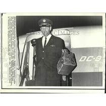 1970 Press Photo Captain Thomas Mayberry leaves hijacked American Airlines, DC-9