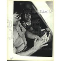 1983 Press Photo Jennifer sat in a Milwaukee police squad car - mjc40292